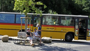 Postauto auf dem Dreilindenplatz in Luthern Bad