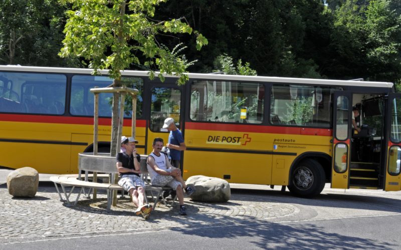 Postauto auf dem Dreilindenplatz in Luthern Bad